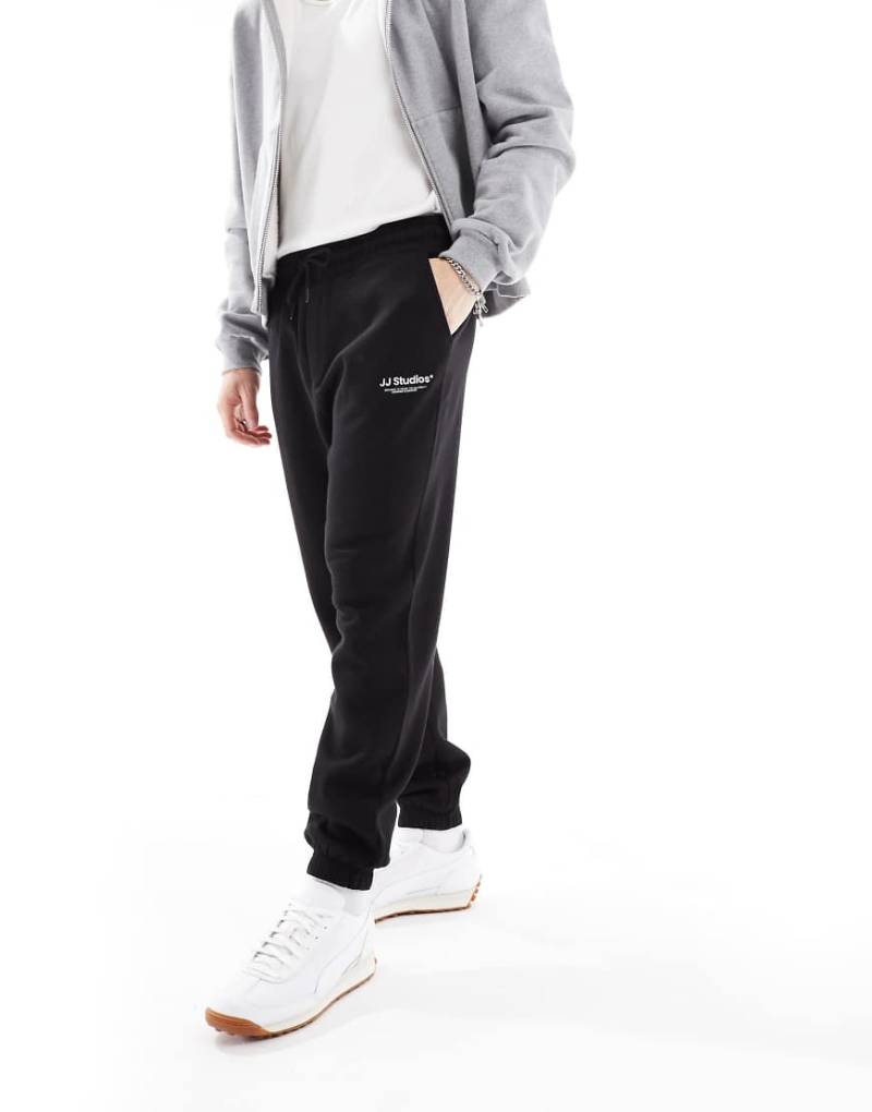 Jack & Jones - Locker geschnittene Jogginghose in Schwarz mit Logo von Jack & Jones