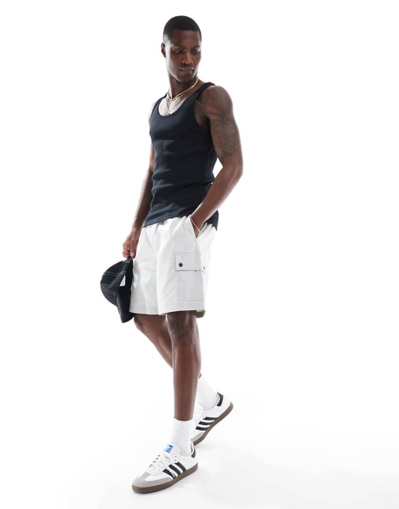 Jack & Jones - Loose Fit Cargo-Shorts in Hellgrau mit Kordelzug von Jack & Jones