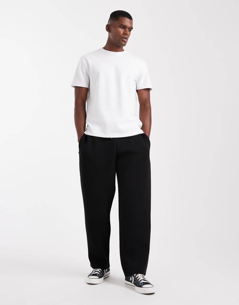 Jack & Jones - Locker geschnittene Jogginghose in Schwarz aus Stoff in Neopren-Optik von Jack & Jones