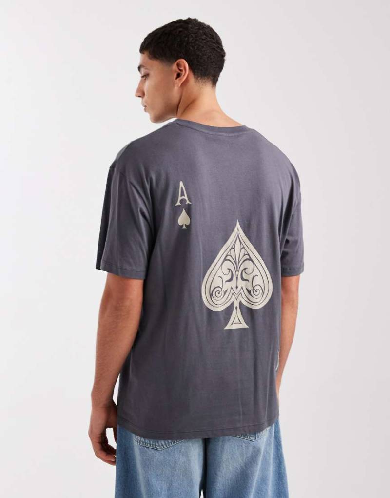 Jack & Jones - Oversize-T-Shirt in verwaschenem Grau mit Pik-Ass-Rückenprint von Jack & Jones