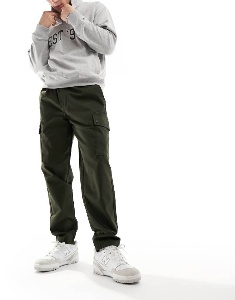Jack & Jones - Schmal zulaufende Cargohose mit weitem Schnitt in Dunkelgrün von Jack & Jones