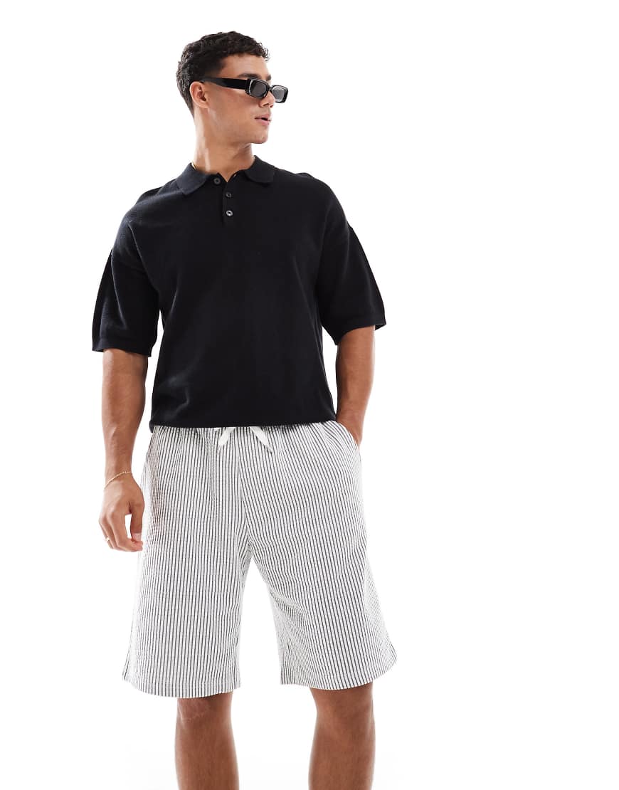 Jack & Jones - Shorts aus Seersucker in Weiß und Marineblau mit lockerem Schnitt Jack & Jones - Shorts aus Seersucker in Weiß und Marineblau mit lockerem Schnitt von Jack & Jones