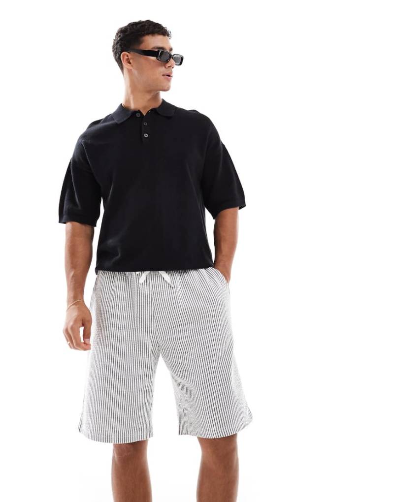 Jack & Jones - Shorts aus Seersucker in Weiß und Marineblau mit lockerem Schnitt von Jack & Jones