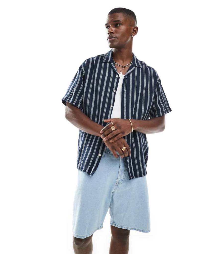 Jack & Jones - Strukturiertes, kurzärmliges Hemd in Marineblau gestreift mit Reverskragen Jack & Jones - Strukturiertes, kurzärmliges Hemd in Marineblau gestreift mit Reverskragen von Jack & Jones