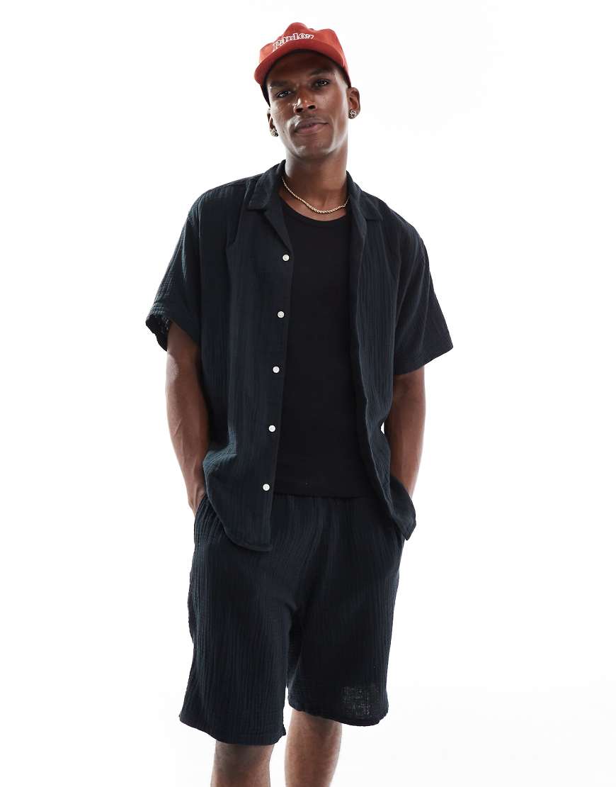 Jack & Jones - Strukturiertes Set in Schwarz, aus Hemd mit Reverskragen und Shorts Jack & Jones - Strukturiertes Set in Schwarz, aus Hemd mit Reverskragen und Shorts von Jack & Jones