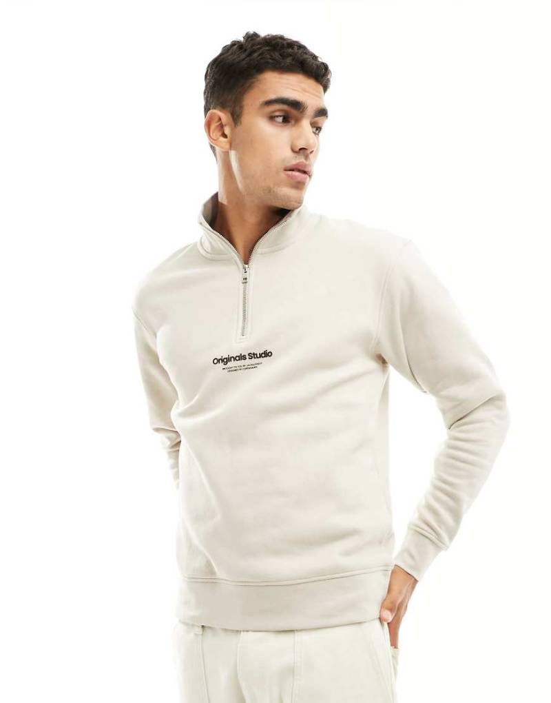Jack & Jones - Sweatshirt in Beige mit kurzem Reißverschluss und mittigem Logo-Neutral von Jack & Jones