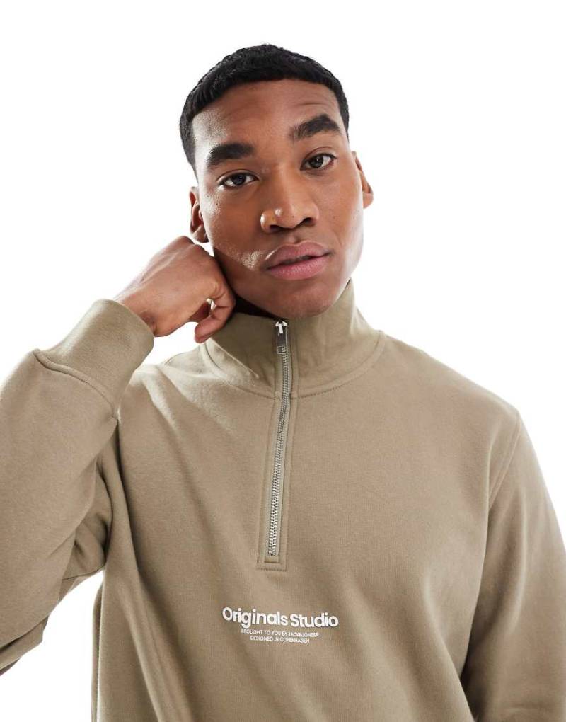 Jack & Jones - Sweatshirt in Salbeigrün mit kurzem Reißverschluss und Logo-Neutral von Jack & Jones
