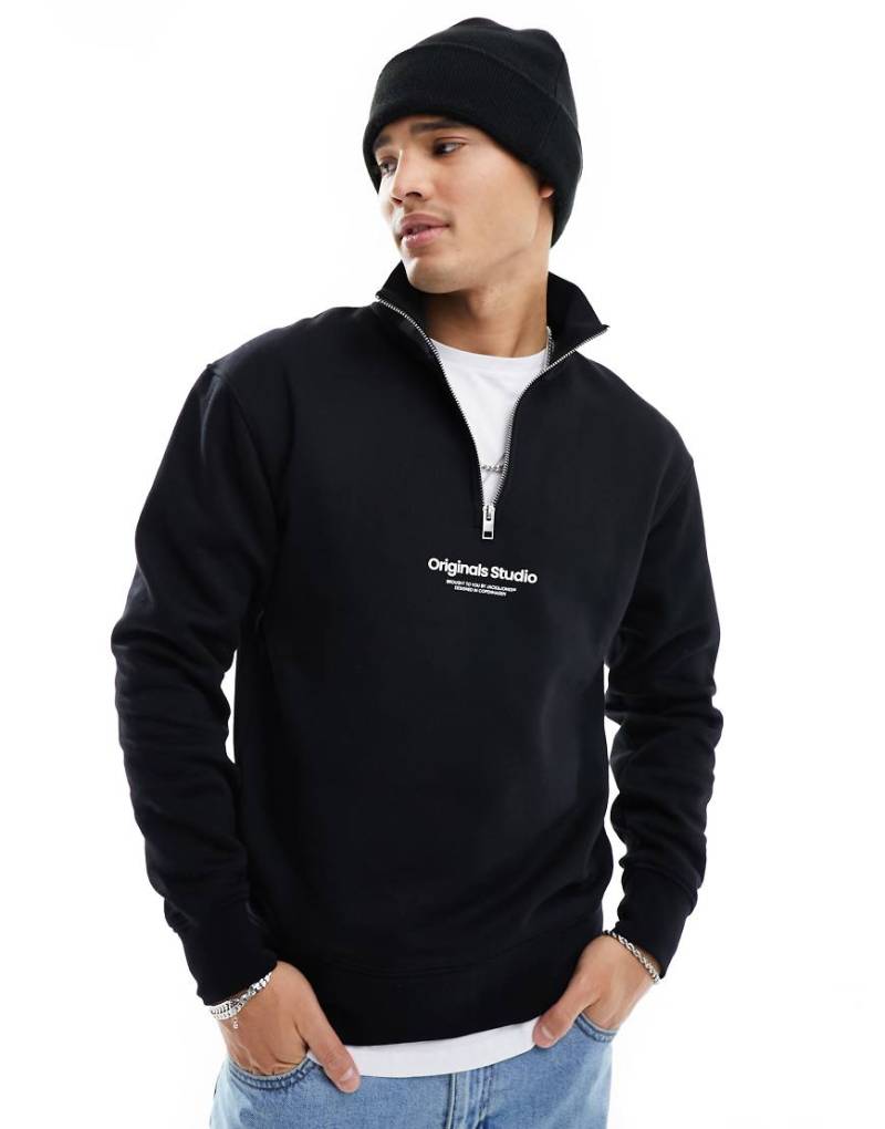 Jack & Jones - Sweatshirt in Schwarz mit kurzem Reißverschluss und mittigem Logo von Jack & Jones