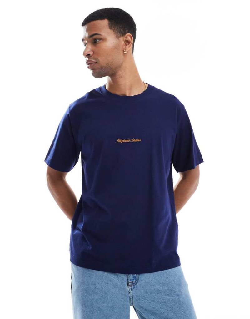 Jack & Jones - T-Shirt in Marineblau mit „Originals Studio" in Gold von Jack & Jones