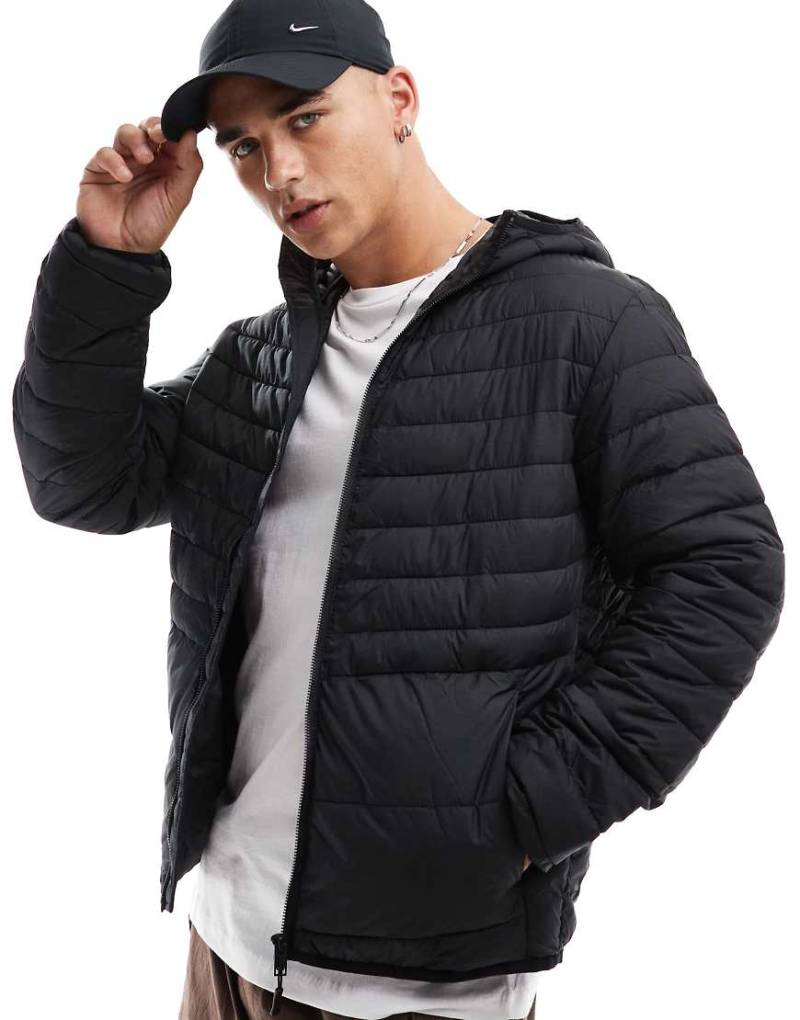 Jack & Jones - Verstaubare, wattierte Jacke in Schwarz mit Kapuze von Jack & Jones