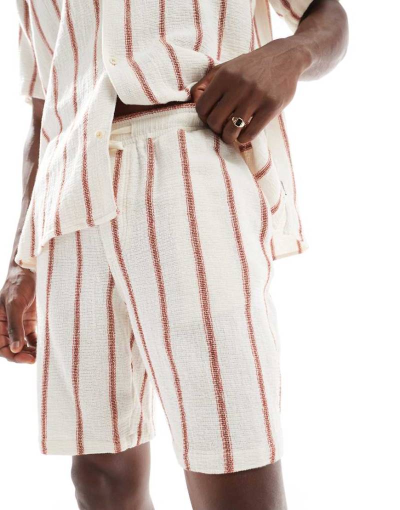 Jack & Jones - Weiß-rot gestreifte Shorts mit Struktur, Kombiteil von Jack & Jones