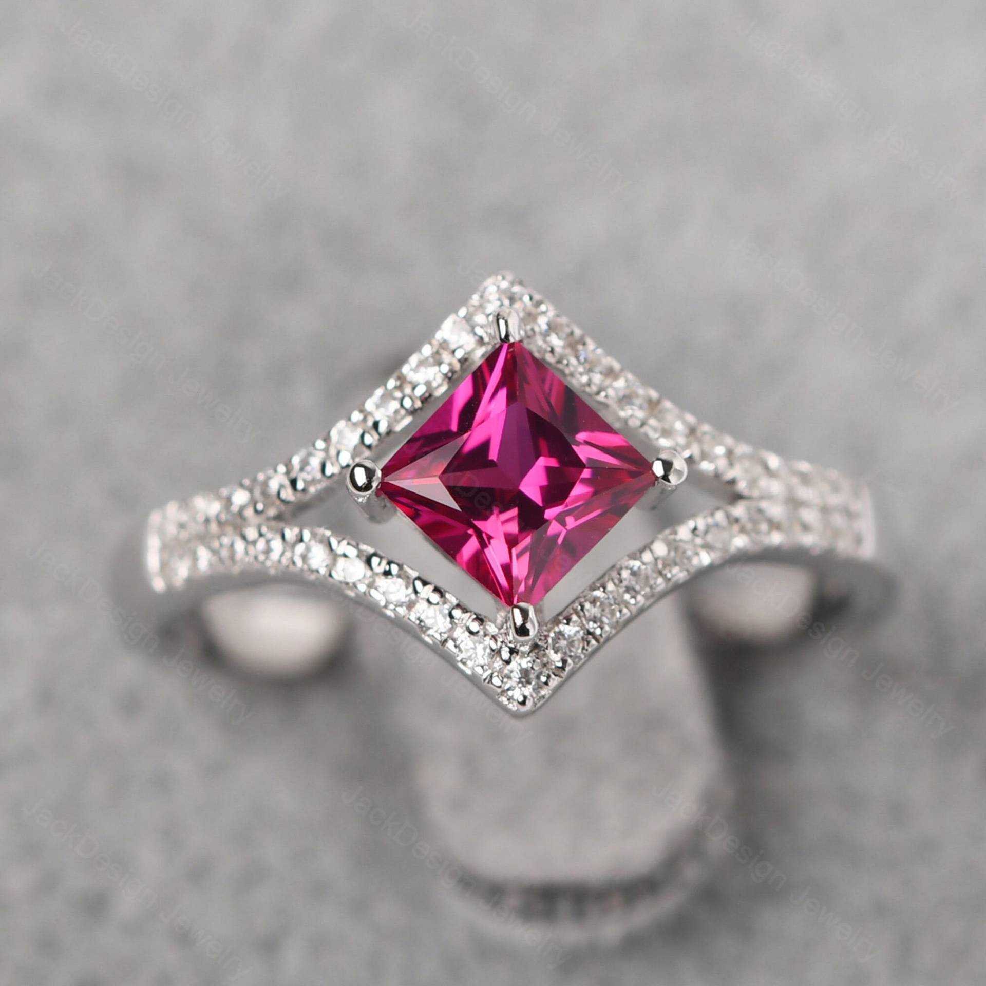 14K Weißgold Rubin Chevron Ring Princess Cut Kite Setting Brautring Juli Geburtsstein 14K Weißgold Rubin Chevron Ring Princess Cut Kite Setting Brautring Juli Geburtsstein von JackDesignJewelry