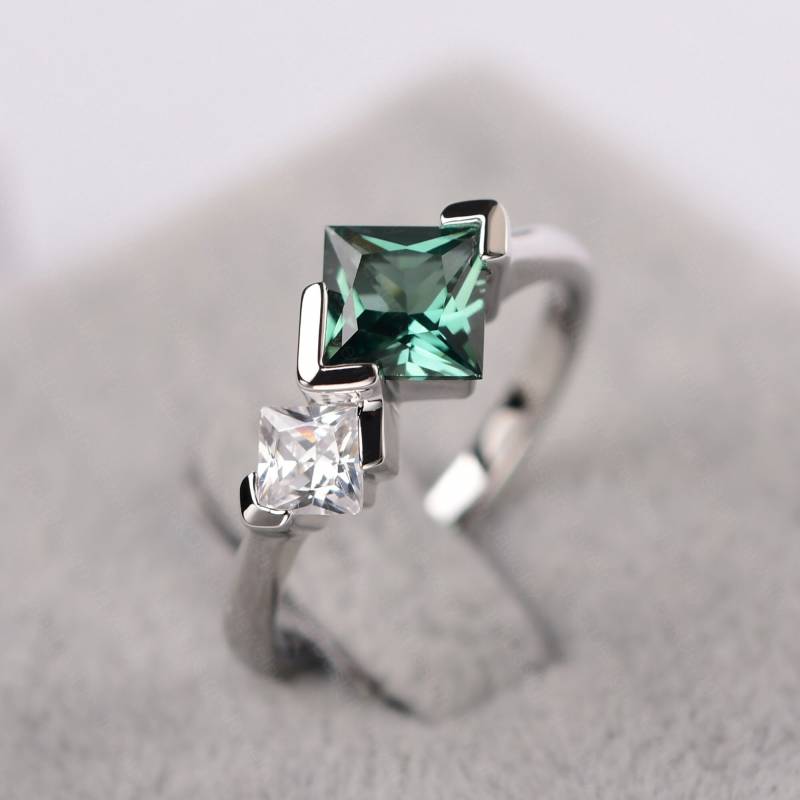 2 Stein Zarte Grün Saphir Statement Ring 14K Weißgold Prinzessin Cut Mutterring von JackDesignJewelry