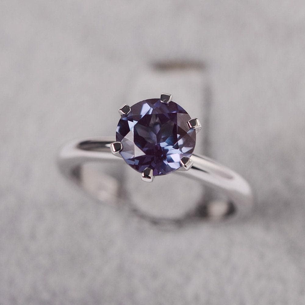 Alexandrit Ring Rundschliff Juni Geburtsstein Weißgold Solitär Verlobungsring von JackDesignJewelry
