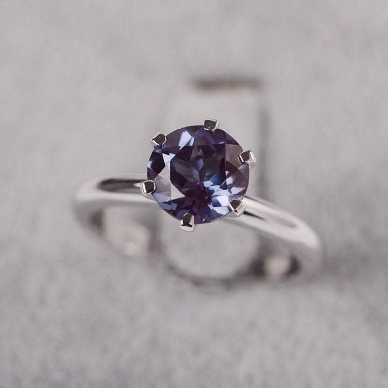 Alexandrit Ring Rundschliff Juni Geburtsstein Weißgold Solitär Verlobungsring von JackDesignJewelry
