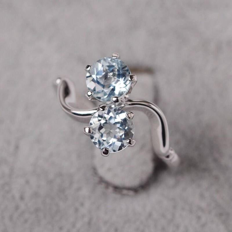 Aquamarin Ring Rundschliff März Geburtsstein Weißgold Twist Verlobung 2 Steinring Für Frauen von JackDesignJewelry