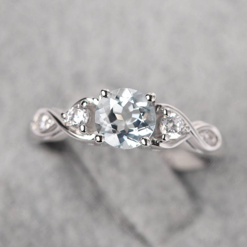Verdrehter Aquamarinring Aus Sterlingsilber Rund Geschnittener März Geburtssteinring von JackDesignJewelry
