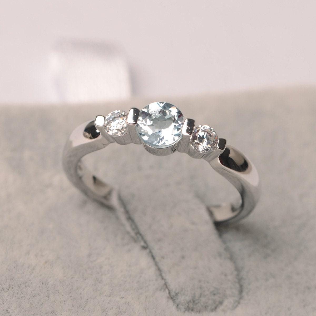 Aquamarin Verlobungsring Runde Form Weissgold Damenring Mit Blauem Stein von JackDesignJewelry