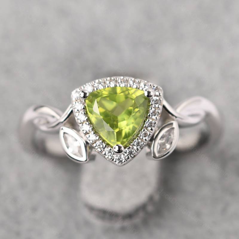 Ast Peridot Vorschlag Ring Sterling Silber Trillion Schnitt August Geburtsstein von JackDesignJewelry