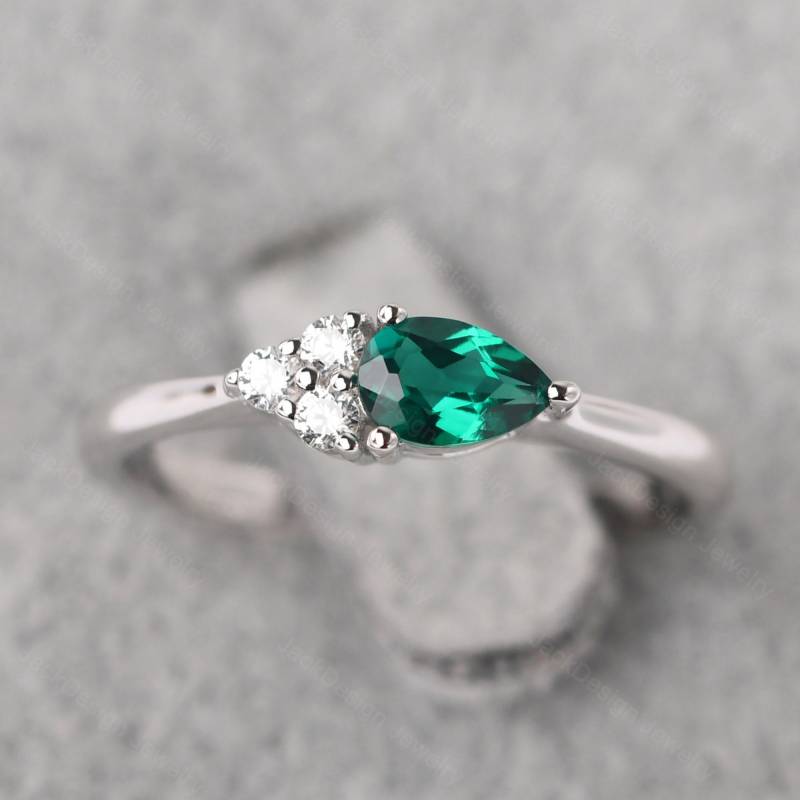 Birnenförmige Smaragd Mütter Ring Sterling Silber Cluster Mai Birthstone von JackDesignJewelry