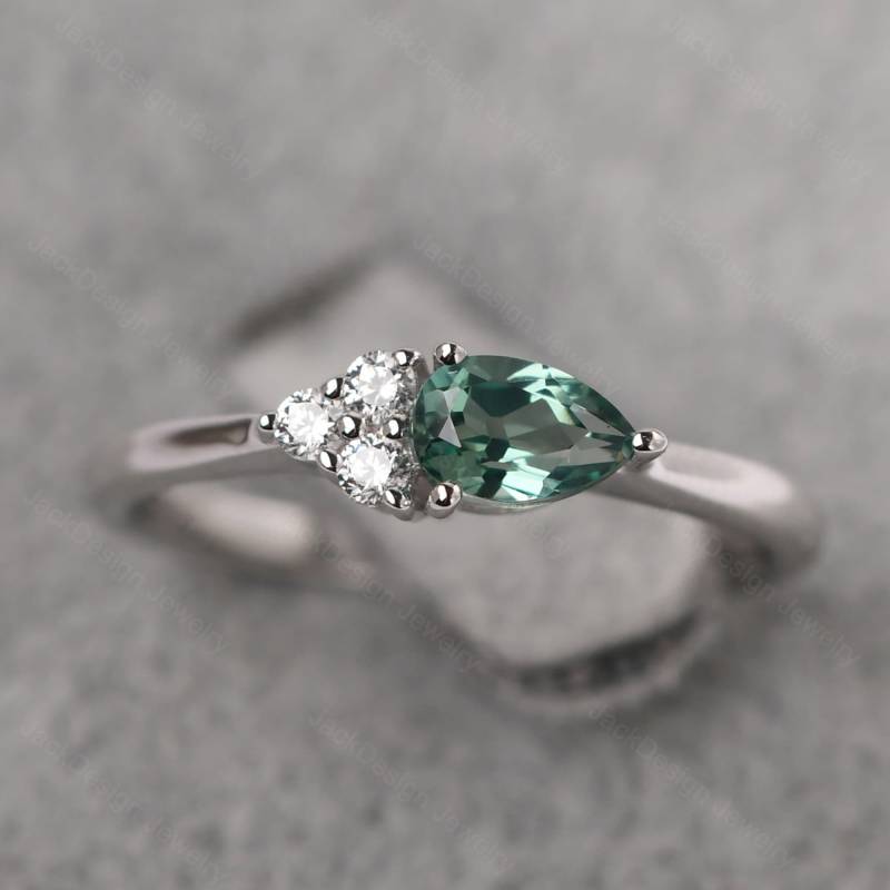 Birnenförmige Zarte Grüne Sapphire Cluster Ehering Sterlingsilber Vorschlag Ring von JackDesignJewelry