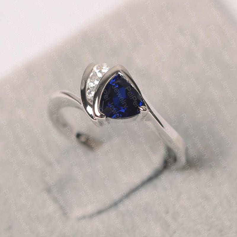 Blauer Saphir Ring Silber Gebogenes Band Verlobungsring Trillion Schnitt September Birthstone von JackDesignJewelry