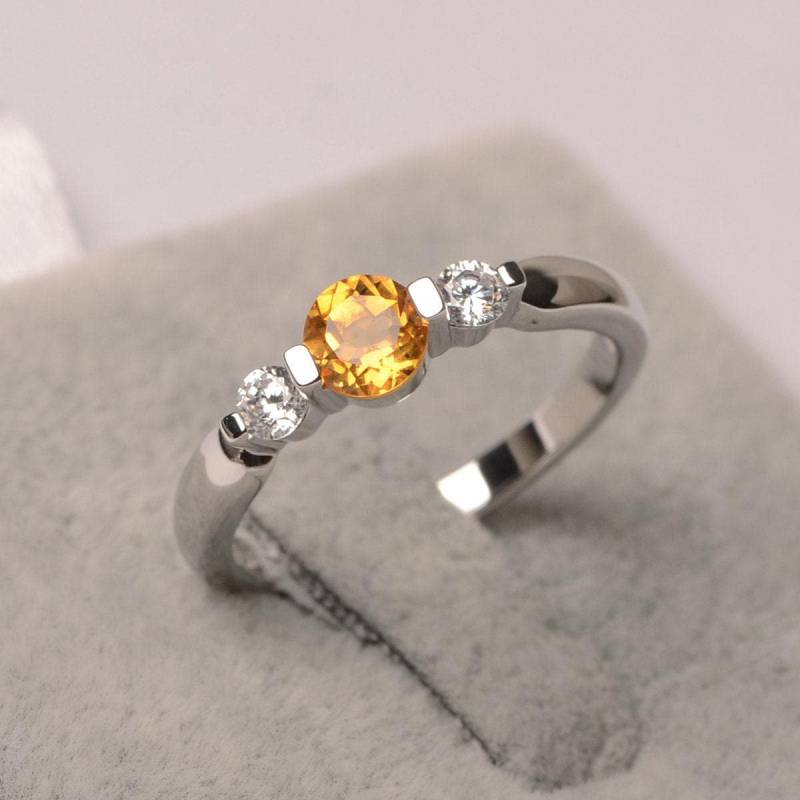 Citrin Ring Sterling Silber Drei Stein-Verlobungsring Runden Geschnitten Gelben Edelstein Bandring von JackDesignJewelry
