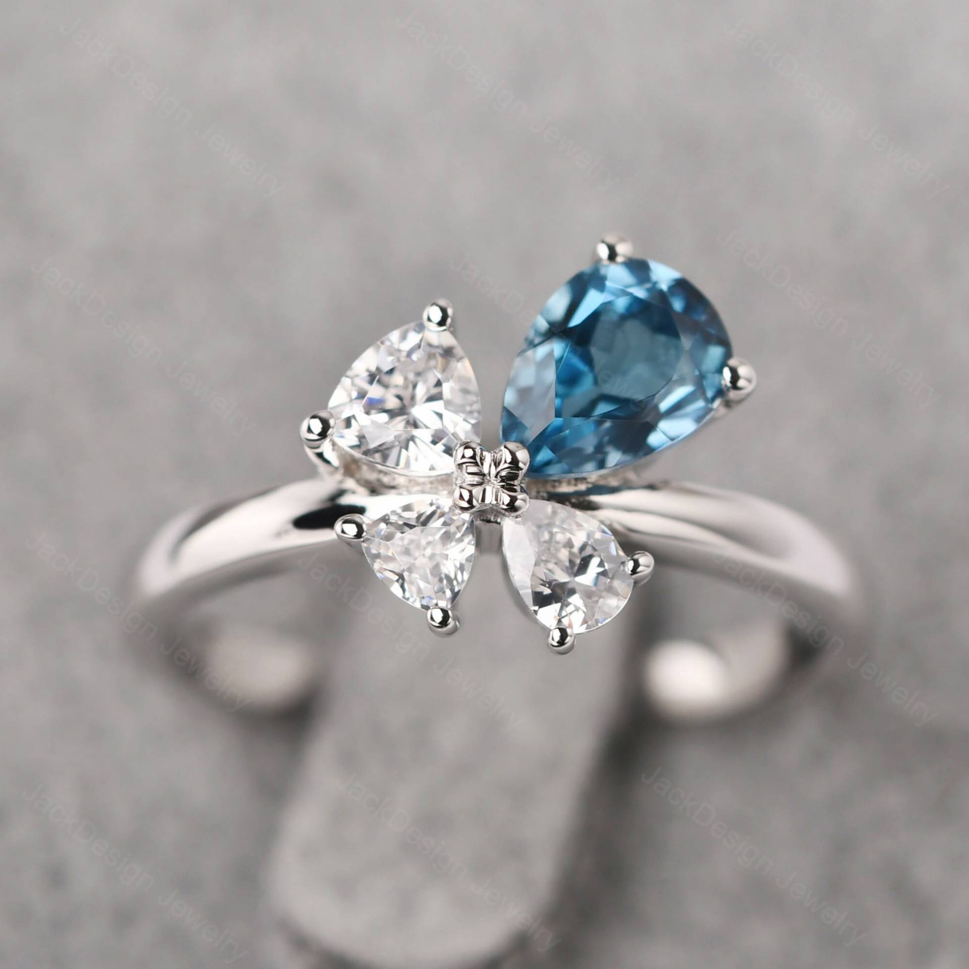 Benutzerdefinierte 4 Steine Mutter Ring London Blauer Topas Schmetterling Statement Träne Tropfenförmige November Birthstone Benutzerdefinierte 4 Steine Mutter Ring London Blauer Topas Schmetterling Statement Träne Tropfenförmige November Birthstone von JackDesignJewelry