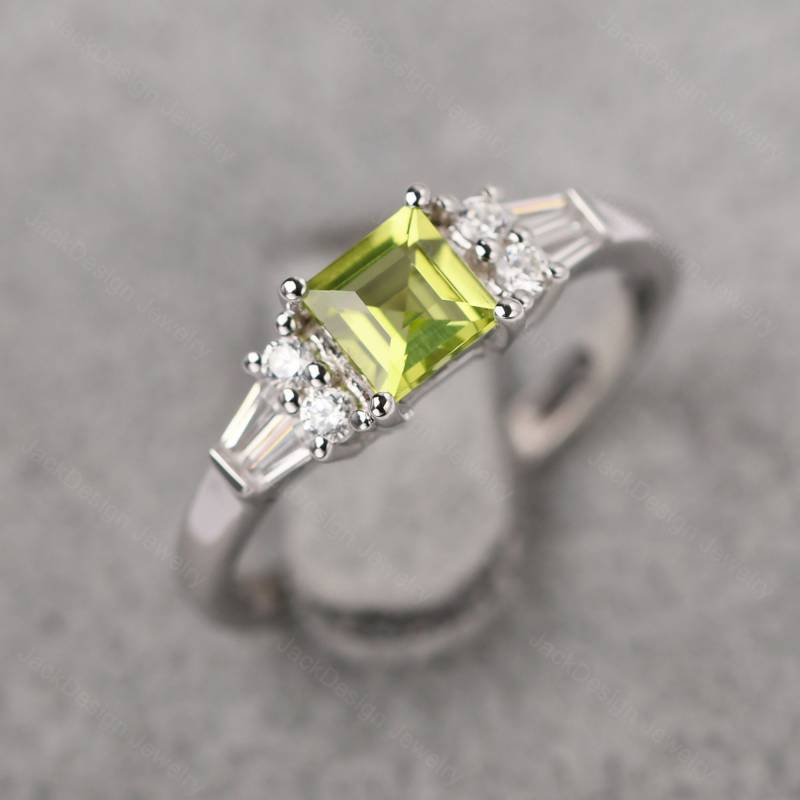 Einzigartiger Peridot Vorschlag Ring Mit Baguette Stein Sterling Silber Square Cut August Birthstone von JackDesignJewelry