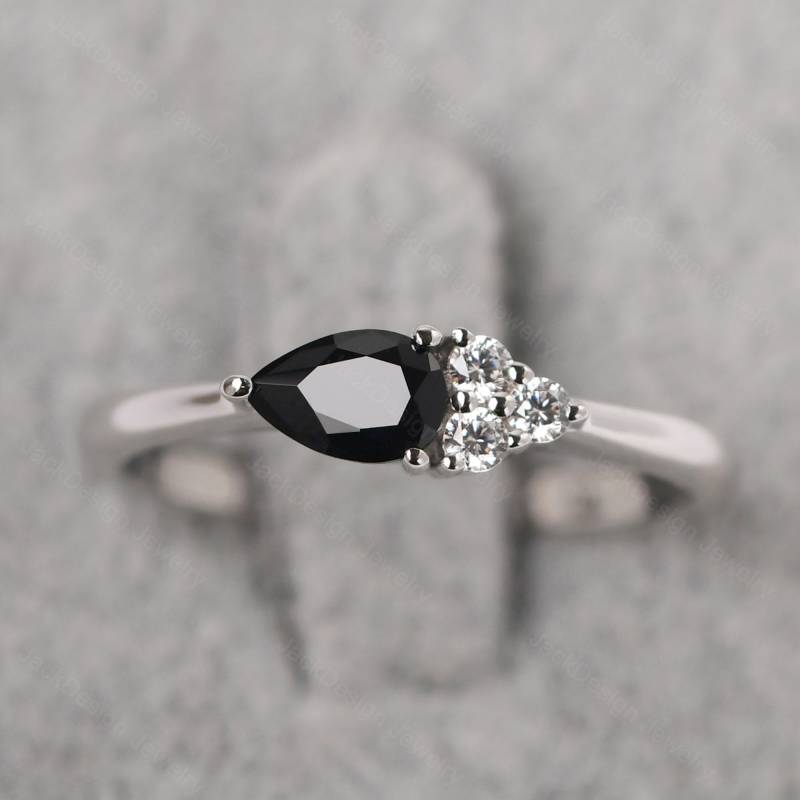 Einzigartige Schwarz Spinell Versprechen Ring Sterling Silber Birne Form Schwarzen Stein Cluster Verlobungsring von JackDesignJewelry