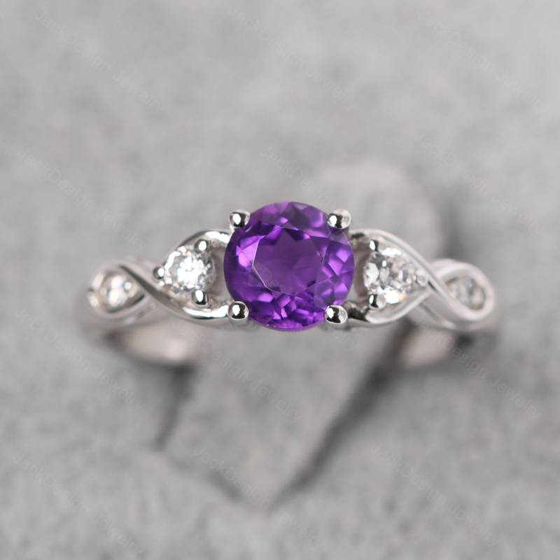 Einzigartiger Twist Amethyst Ring Aus Sterling Silber Mit Rundem Geburtsstein Für Februar von JackDesignJewelry