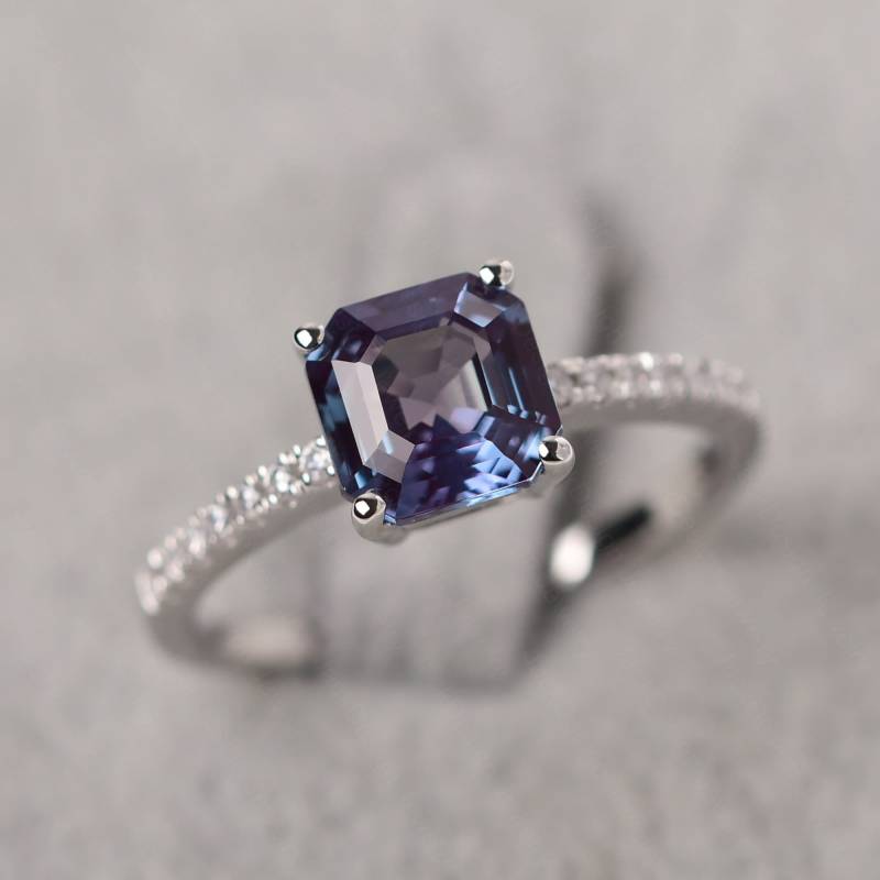 Elegante Asscherschliff Alexandrit Verlobungsring Farbwechsel Juni Birthstone Ring von JackDesignJewelry