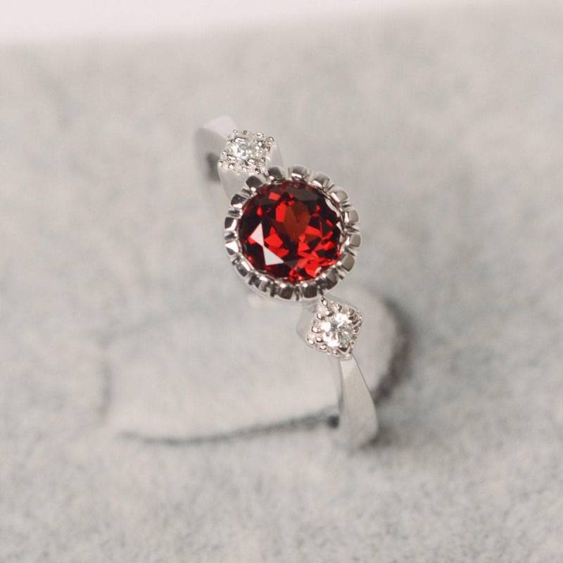 Granat Ring Januar Geburtsstein Rundschliff Roten Edelstein Sterling Silber Verlobungsring Für Frauen von JackDesignJewelry
