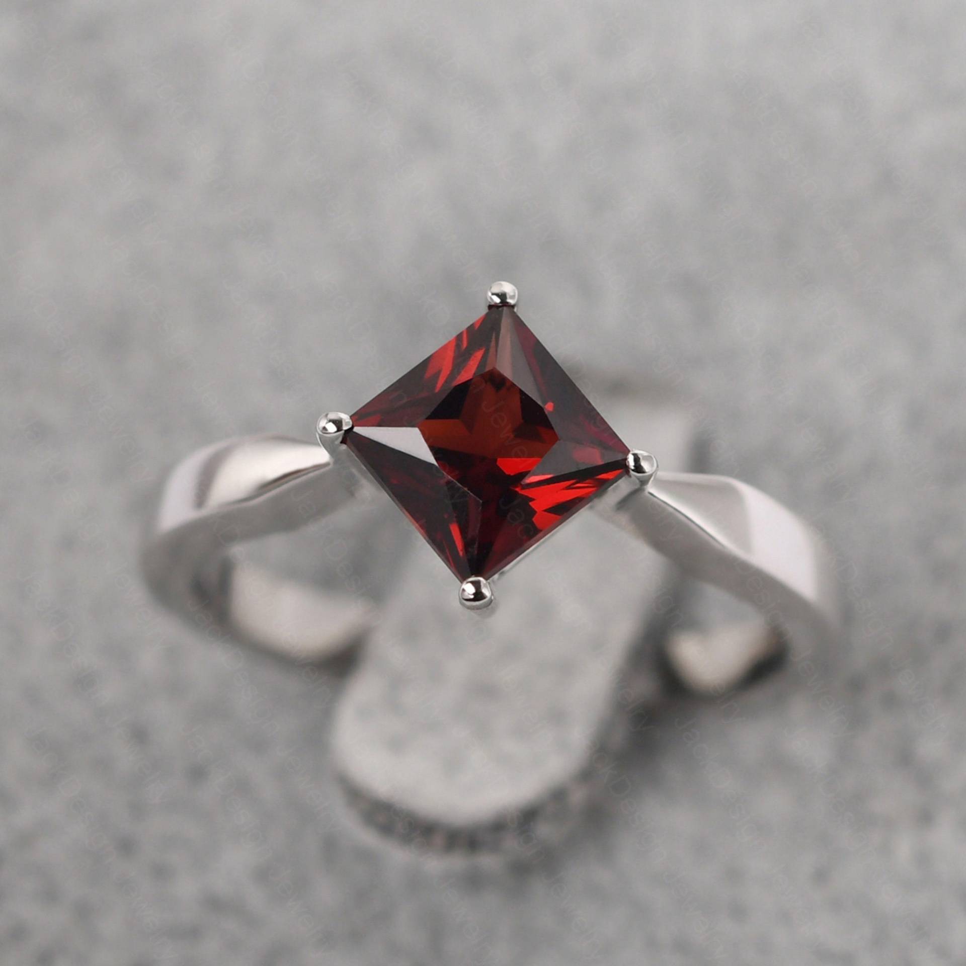 Granat Statement Ring Sterling Silber Princess Cut Fassung Januar Geburtsstein Granat Statement Ring Sterling Silber Princess Cut Fassung Januar Geburtsstein von JackDesignJewelry