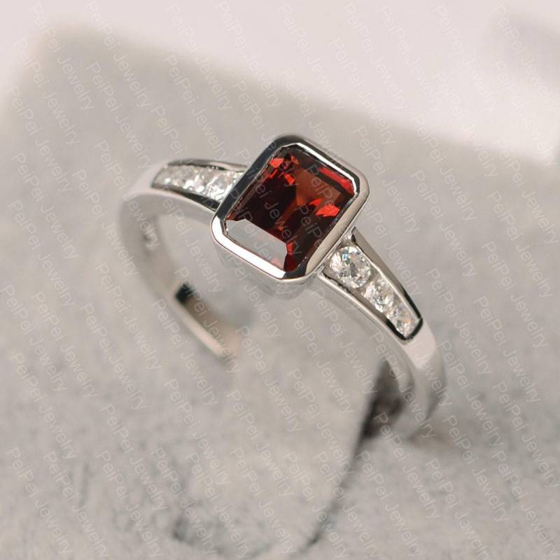 Granat Verlobungsring Januar Geburtsstein Smaragdschliff Rotem Edelstein Vorschlag Ring Für Frauen von JackDesignJewelry