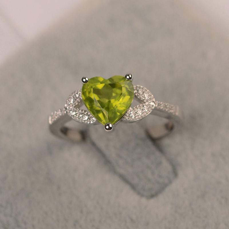 Grün Peridot Ring August Geburtsstein Herz Geschnitten Weißgold Ehering Für Frauen von JackDesignJewelry