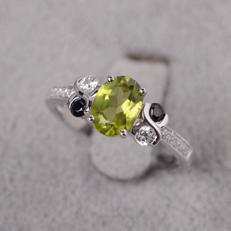 Grün Peridot Ring Oval Geschnitten August Geburtsstein Sterling Silber Verlobungsring von JackDesignJewelry