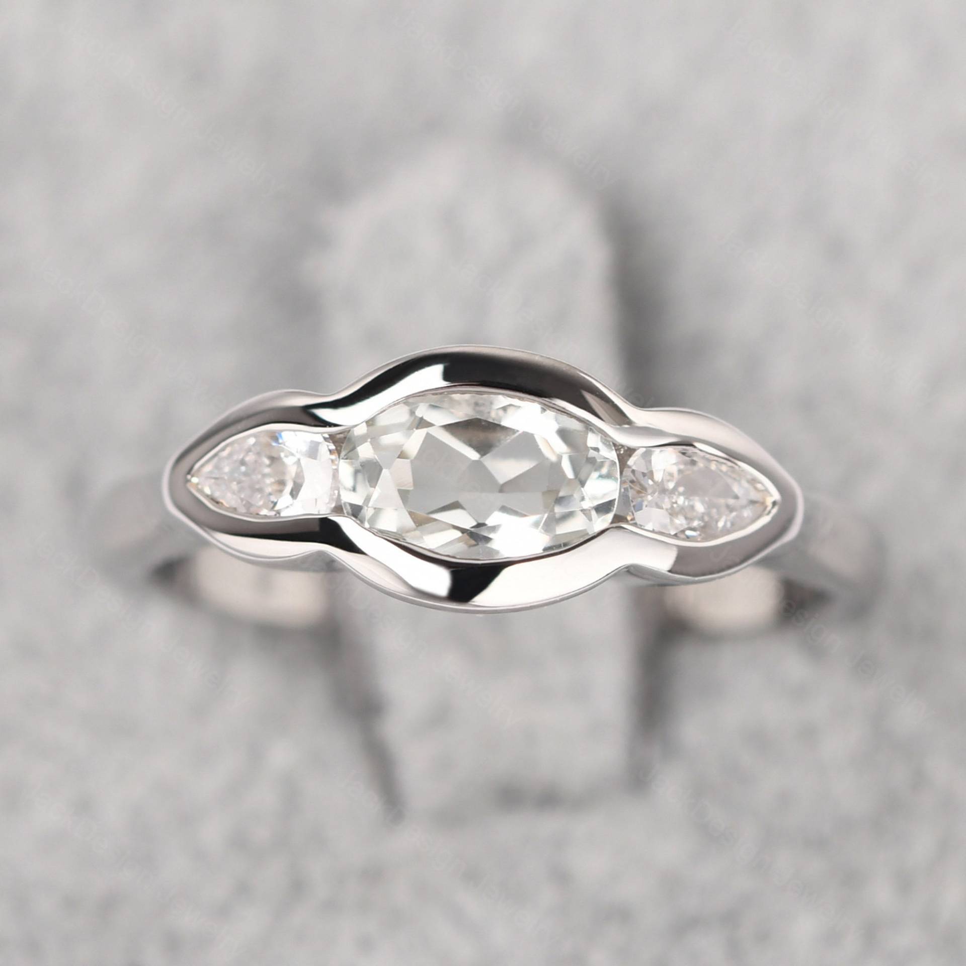 Grüner Amethyst Minimalist Ehering Sterling Silber Oval Form Drei Stein Mütter Ring Grüner Amethyst Minimalist Ehering Sterling Silber Oval Form Drei Stein Mütter Ring von JackDesignJewelry
