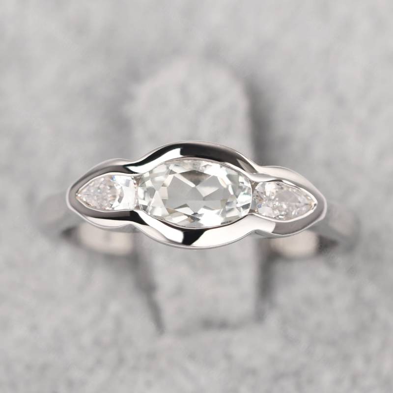 Grüner Amethyst Minimalist Ehering Sterling Silber Oval Form Drei Stein Mütter Ring von JackDesignJewelry