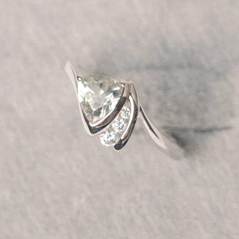 Grüner Amethyst Ring Trillion Schliff Sterling Silber Ehering Für Frauen von JackDesignJewelry