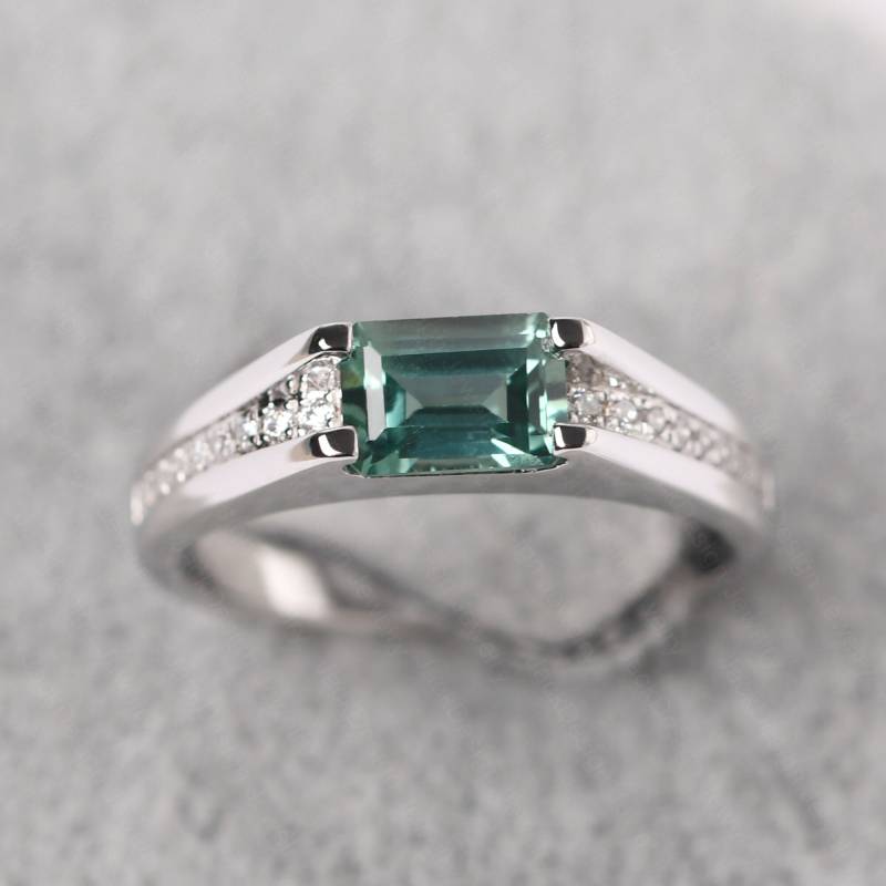 Grün Sapphire East West Versprechen Ring Silber Smaragdschliff Breites Bandring Mit Stein von JackDesignJewelry