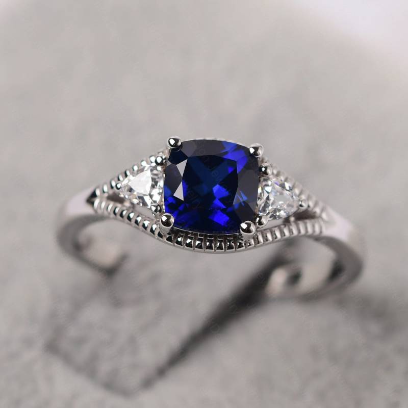 Kissenschliff Blauer Saphir Verlobungsring Split Band September Geburtsstein Milgrain Ring von JackDesignJewelry