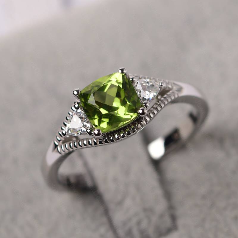 Kissenschliff Peridot Hochzeit Ring Silber Antik Milgrain August Birthstone von JackDesignJewelry
