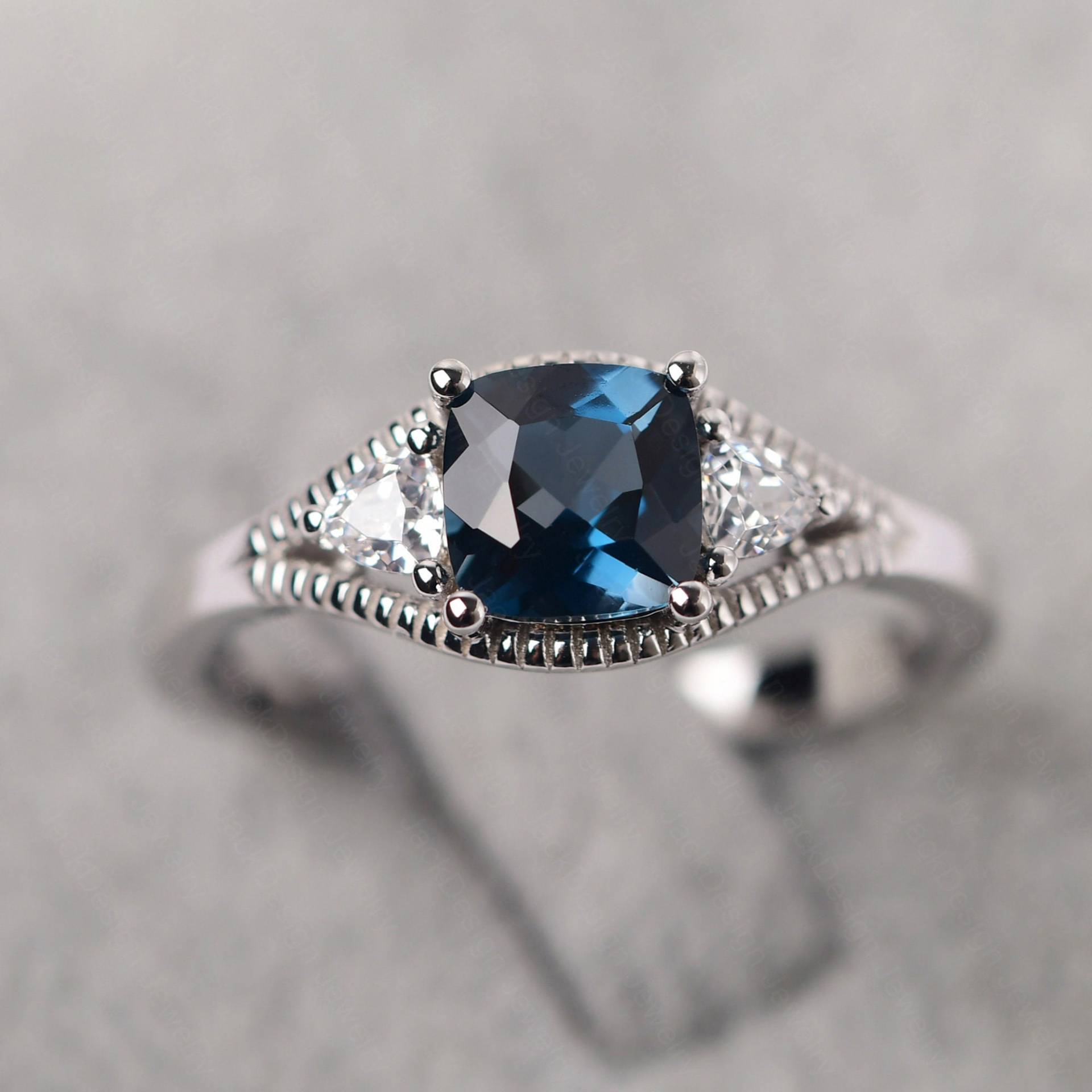 Kissenschliff Split Schaft London Blautopas Statement Ring Silber November Birthstone Kissenschliff Split Schaft London Blautopas Statement Ring Silber November Birthstone von JackDesignJewelry