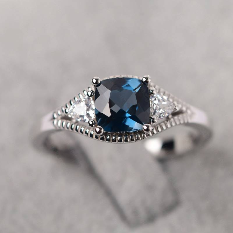 Kissenschliff Split Schaft London Blautopas Statement Ring Silber November Birthstone von JackDesignJewelry