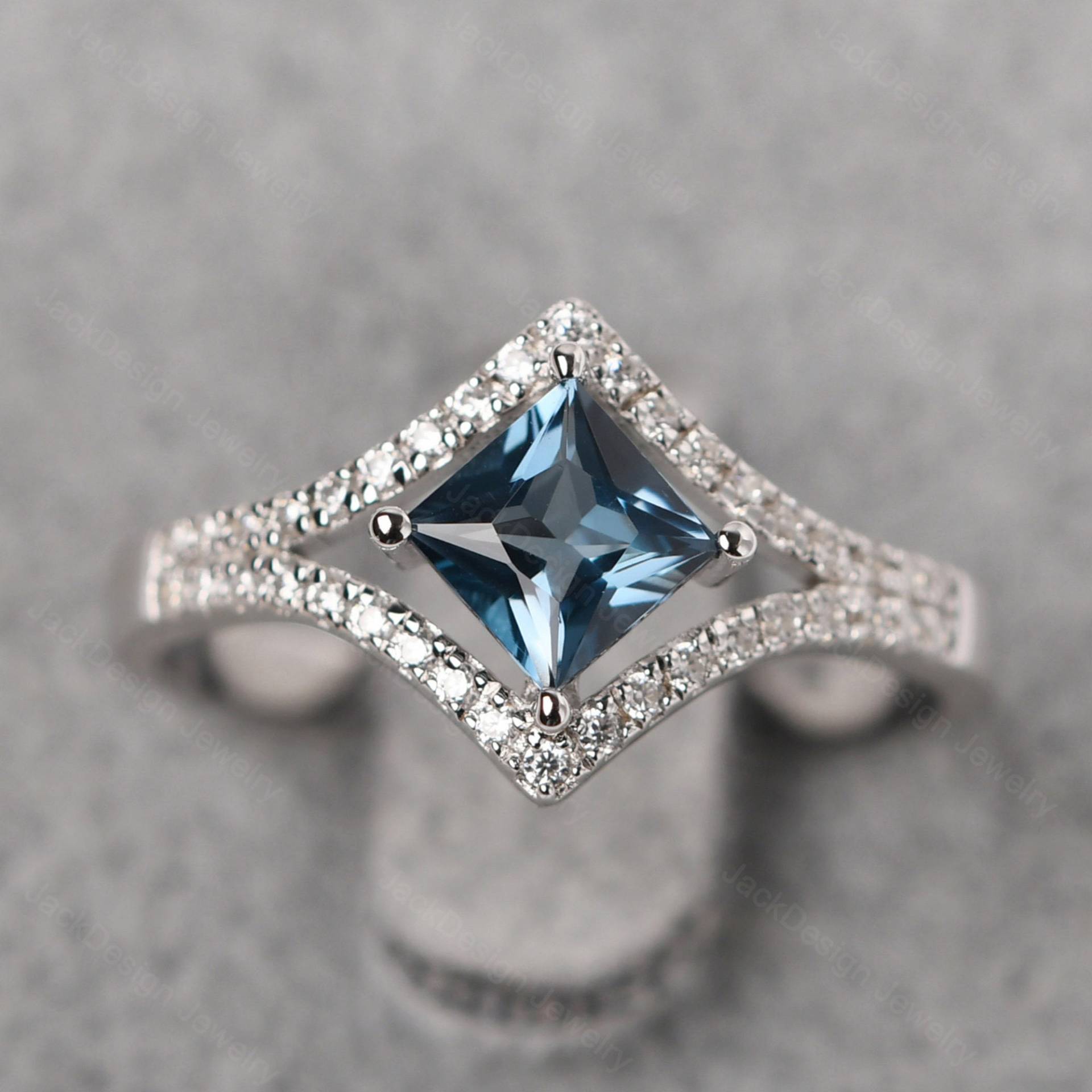 Drachen Sitzend London Blue Topas Cocktail Ring Princess Cut Chevron Ehering November Geburtsstein Drachen Sitzend London Blue Topas Cocktail Ring Princess Cut Chevron Ehering November Geburtsstein von JackDesignJewelry