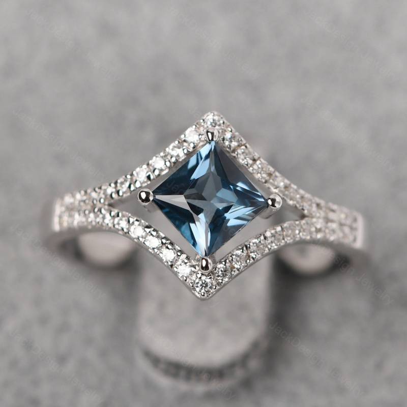 Drachen Sitzend London Blue Topas Cocktail Ring Princess Cut Chevron Ehering November Geburtsstein von JackDesignJewelry