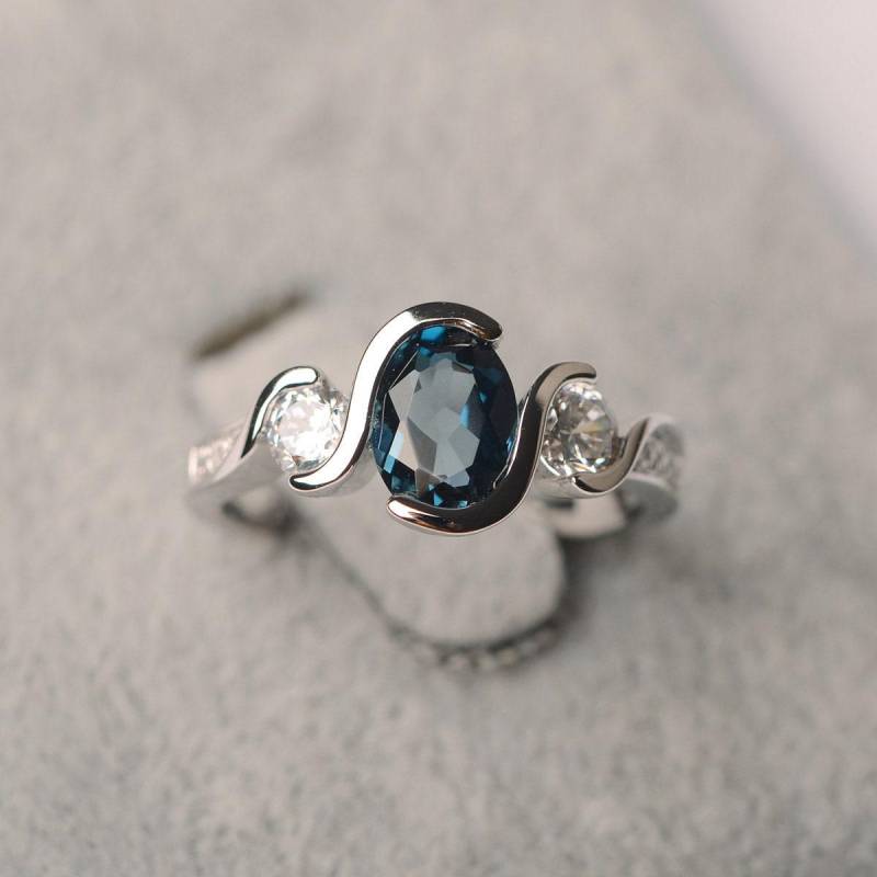 London Blautopas Verlobungsring Silber 925 Oval Geschliffener Blauer Edelstein Ring Für Mädchen von JackDesignJewelry