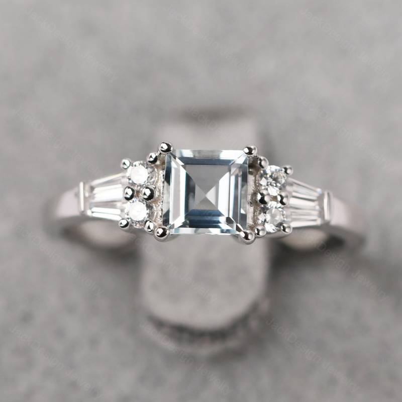 März Geburtssteinring Quadratisch Geschnittener Aquamarin-Jubiläumsring Mit Baguette-Seitenstein von JackDesignJewelry