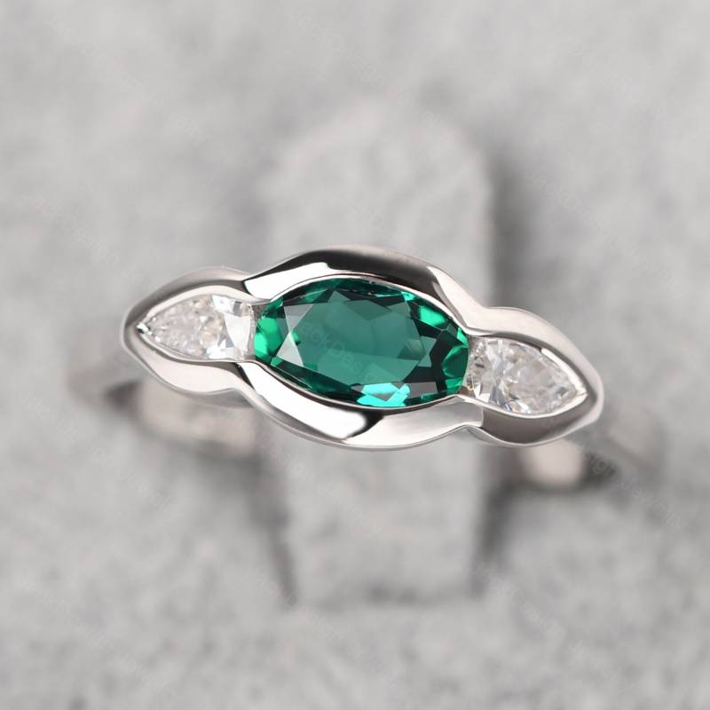 Minimalist Smaragd Vorschlag Ring Sterling Silber Oval Geformt Drei Stein Mai Birthstone von JackDesignJewelry